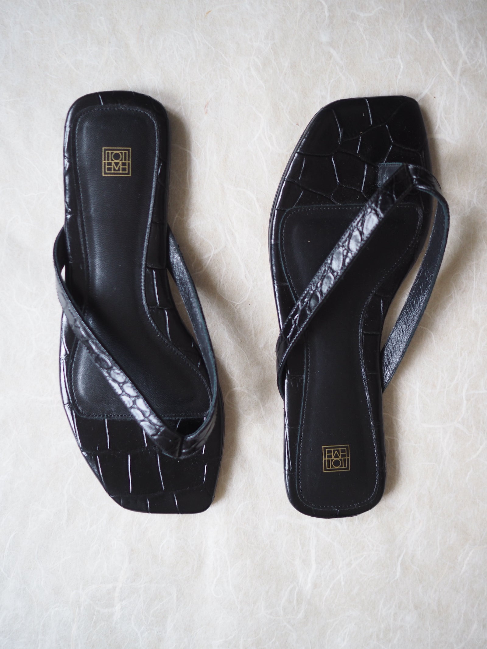 Toteme Leather Thong Sandals (36)