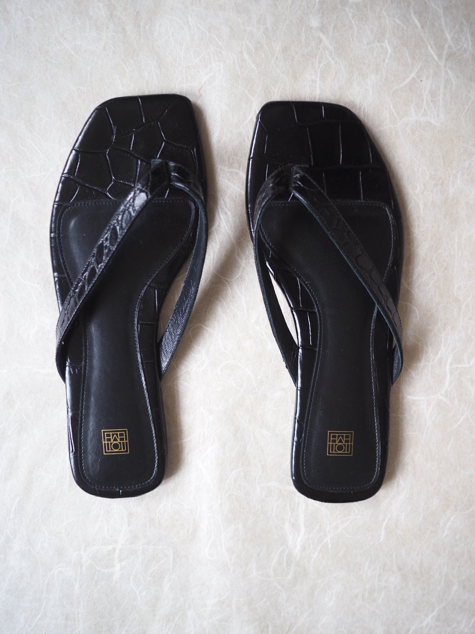 Toteme Leather Thong Sandals (36)